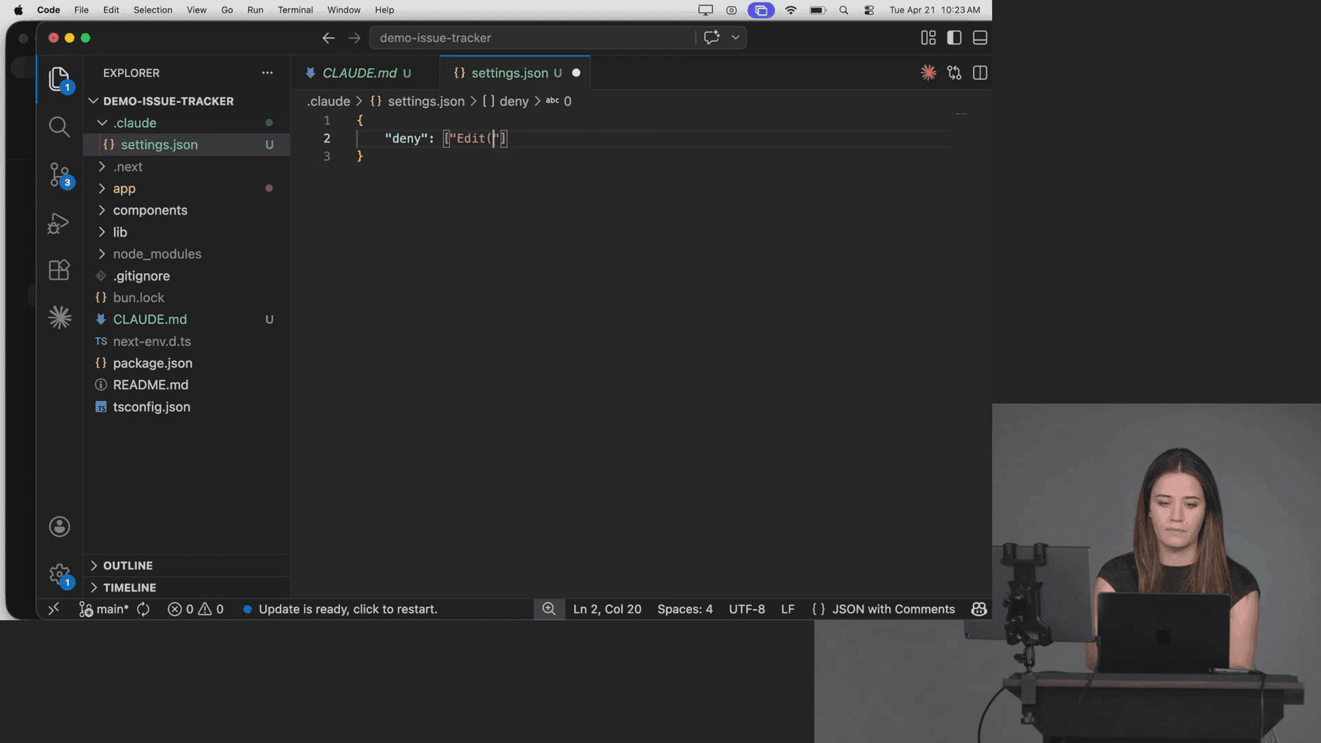 หน้าจอโปรแกรมแก้โค้ดเปิดไฟล์ settings.json ที่กำลังพิมพ์กฎ deny สำหรับการแก้ไฟล์