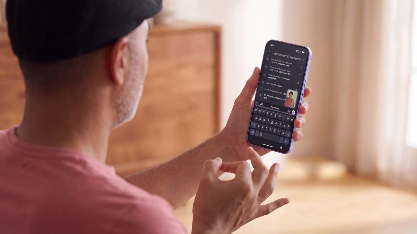 ผู้ใช้ทำมือใส่กล้องหน้าของ Pixel ขณะที่หน้าจอขึ้นคำค้นที่แปลได้บนแป้นพิมพ์ Gboard