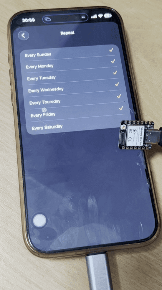 iPhone เครื่องจริงที่มีบอร์ด ESP32-S3 ต่ออยู่ ระหว่างกำลังตั้งนาฬิกาปลุก