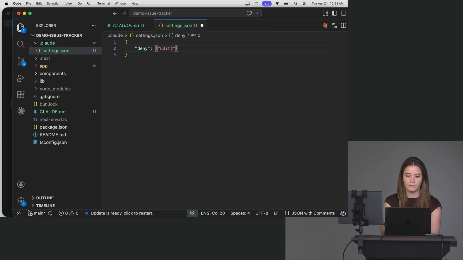 หน้าจอโปรแกรมแก้โค้ดเปิดไฟล์ settings.json ที่กำลังพิมพ์กฎ deny สำหรับการแก้ไฟล์