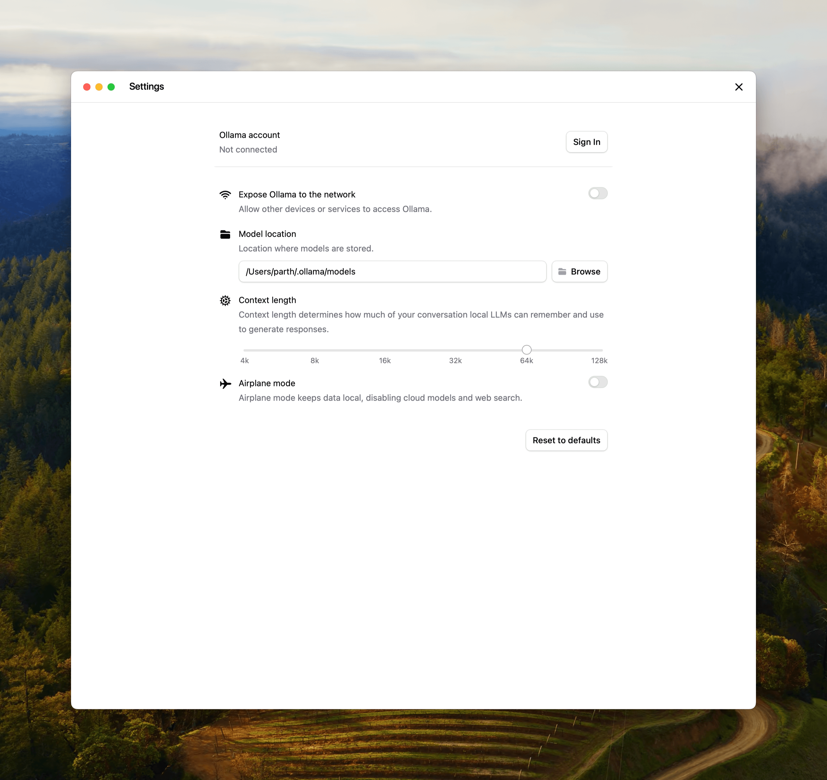 หน้า settings ของแอป Ollama มีช่องกำหนดที่เก็บโมเดล แถบเลื่อน context length ตั้งแต่ 4k ถึง 128k และสวิตช์ Airplane mode